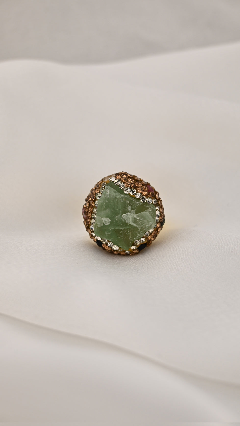 Anello cocktail con pietra irregolare