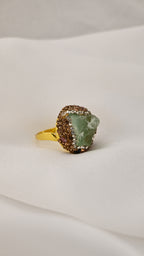 Anello cocktail con pietra irregolare