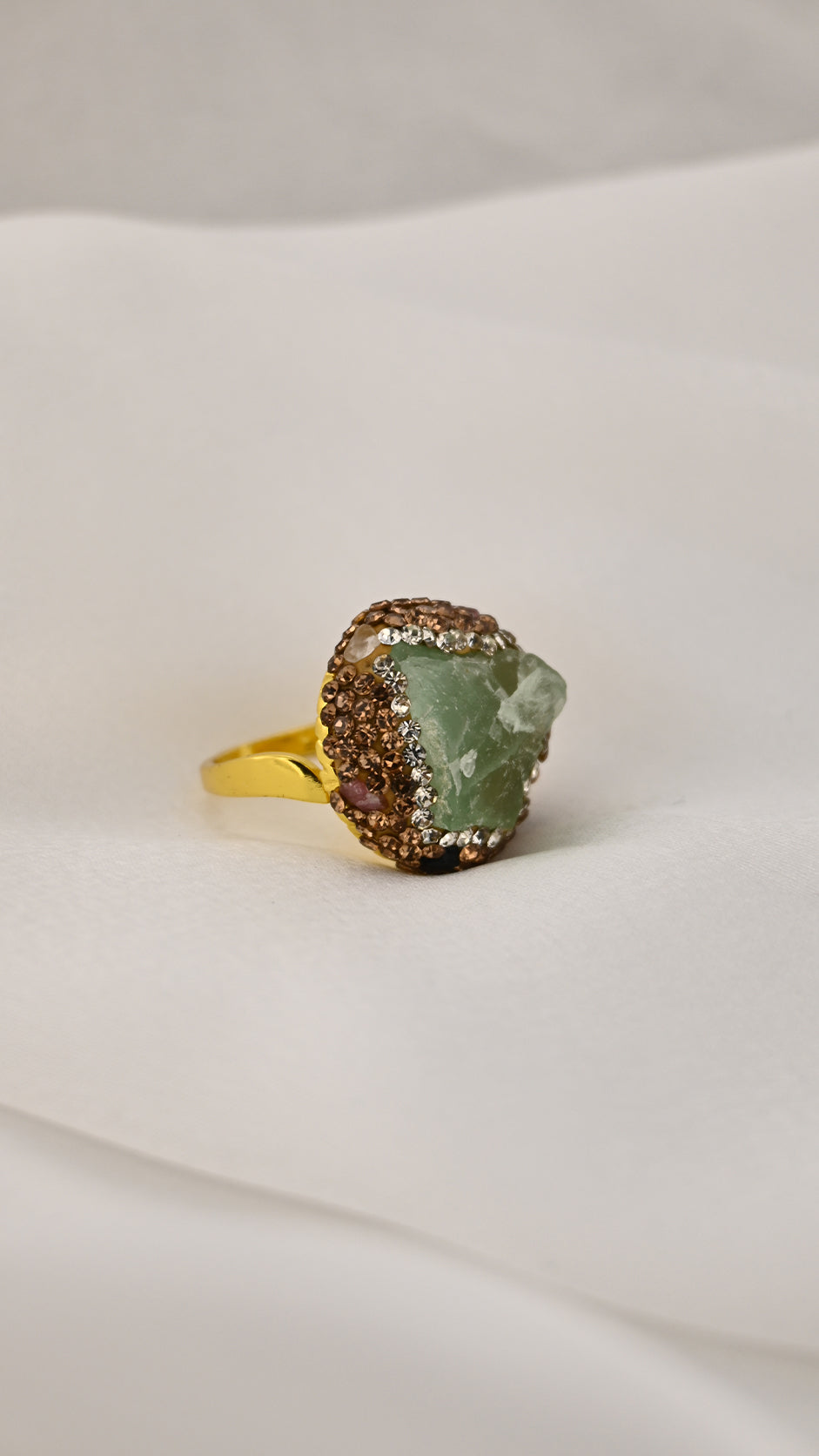 Anello cocktail con pietra irregolare
