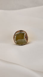 Anello cocktail con pietra irregolare