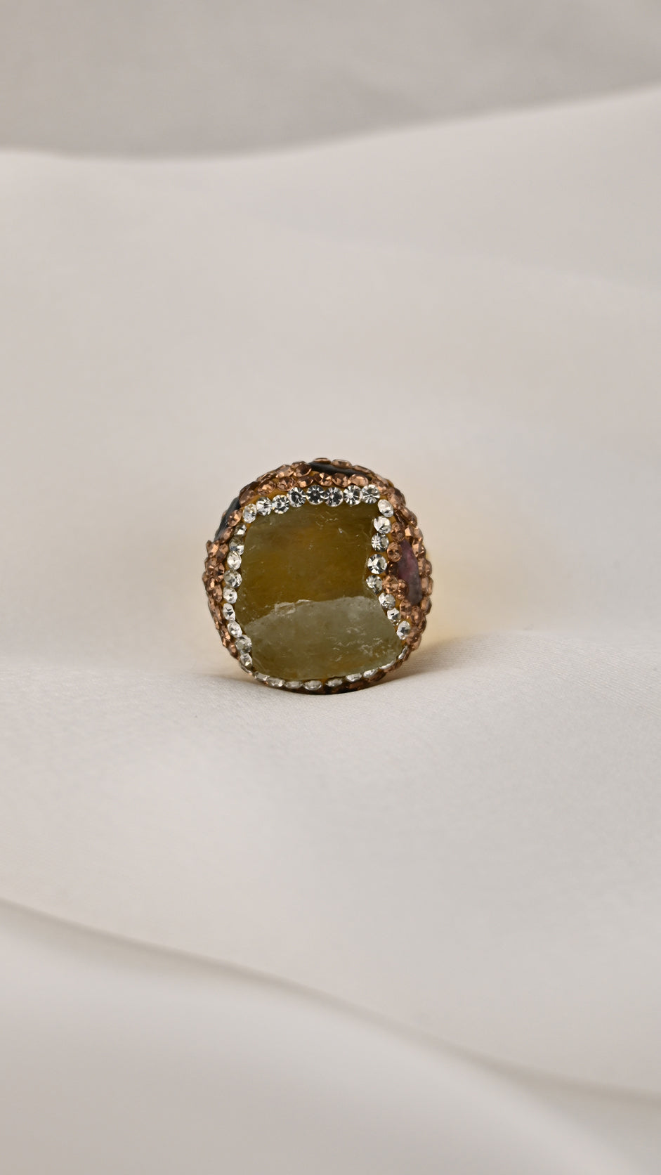 Anello cocktail con pietra irregolare