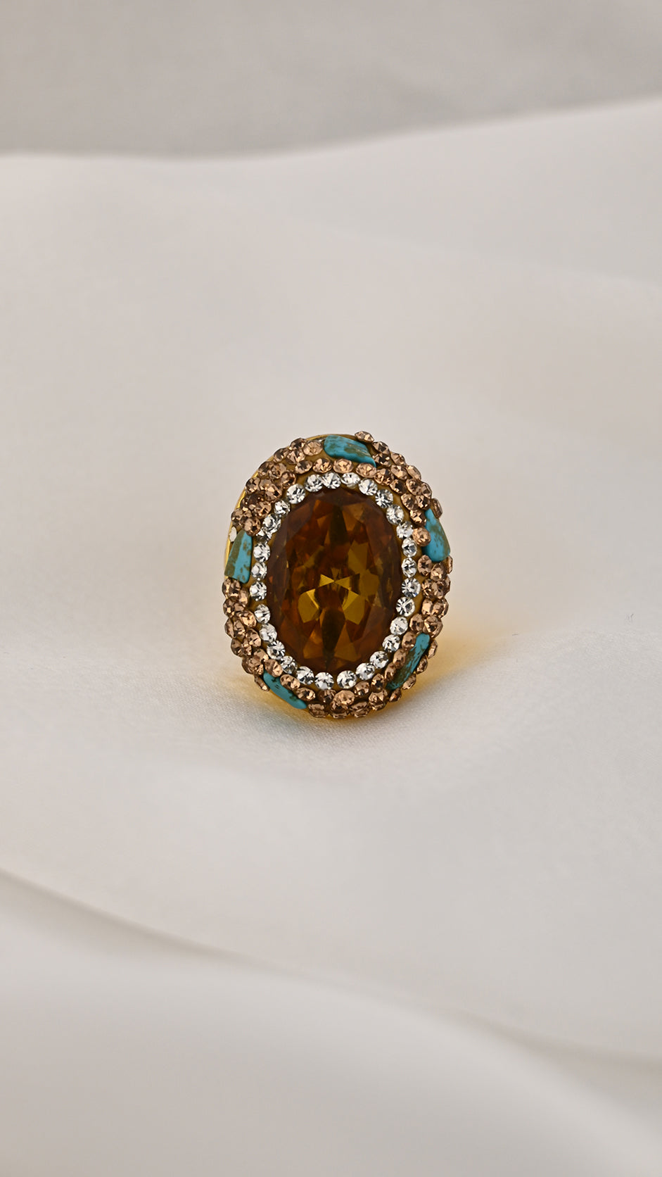 Anello cocktail color ambra con dettagli turchesi