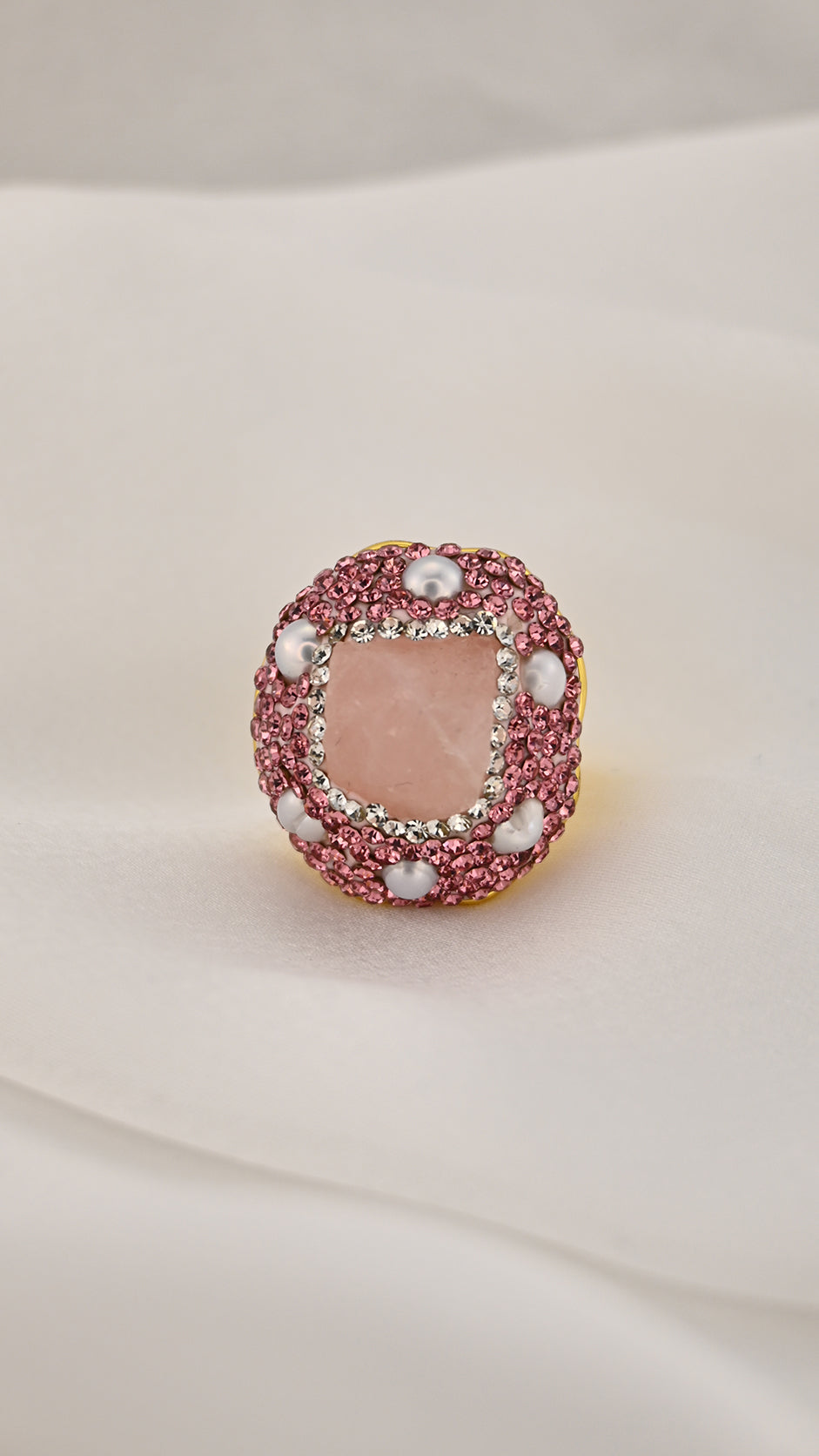 Anello cocktail rosa con perle decorative