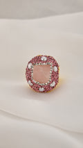 Anello cocktail rosa con perle decorative
