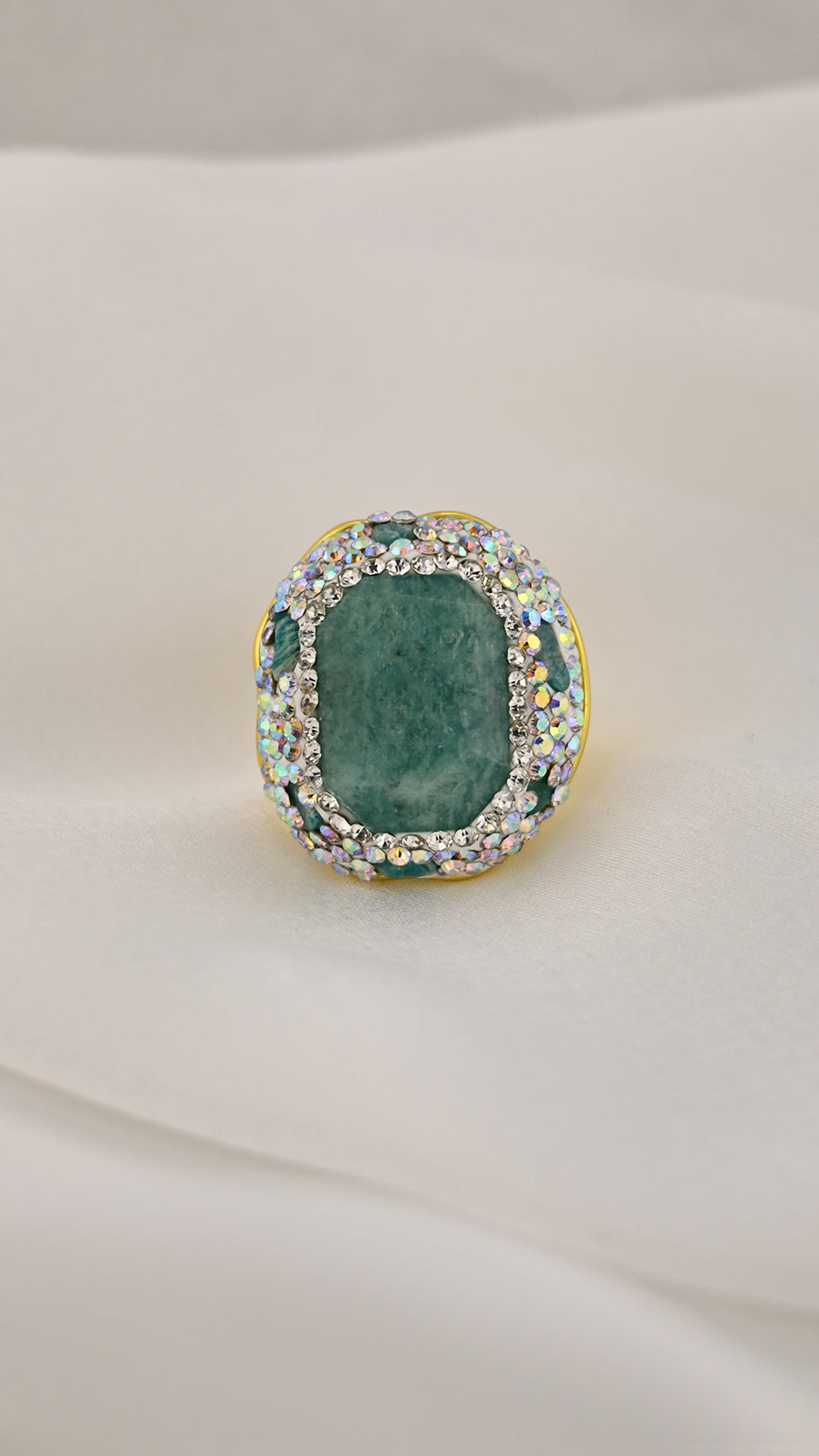 Anello cocktail verde con cristalli iridescenti