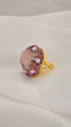 Anello cocktail rosa con perle decorative