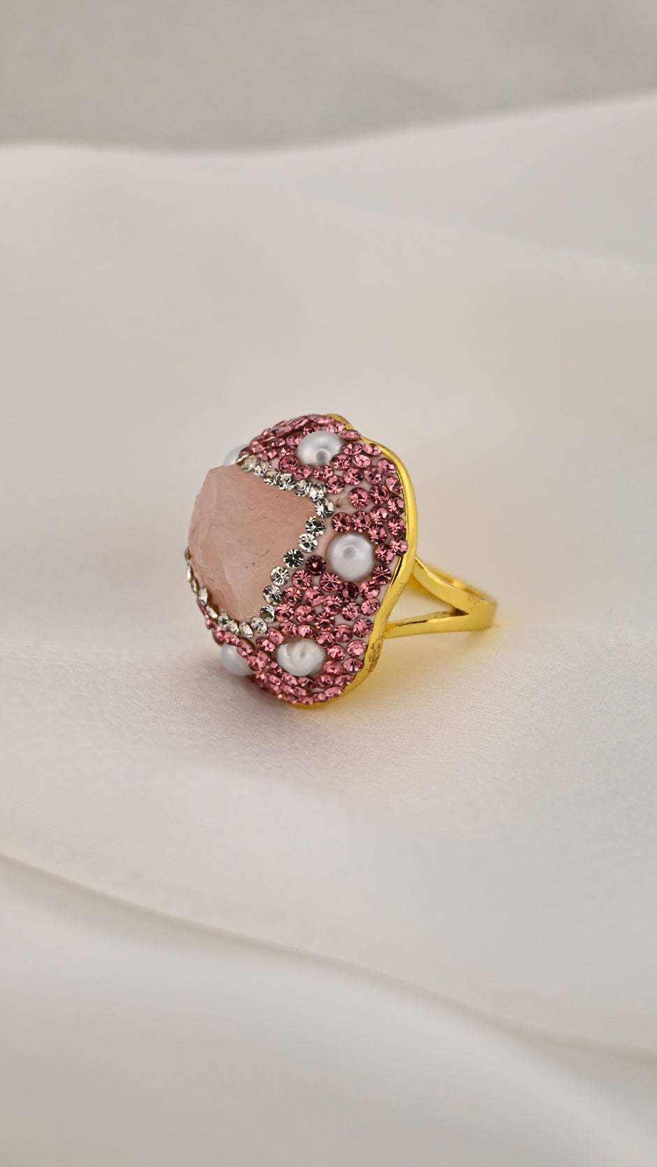 Anello cocktail rosa con perle decorative