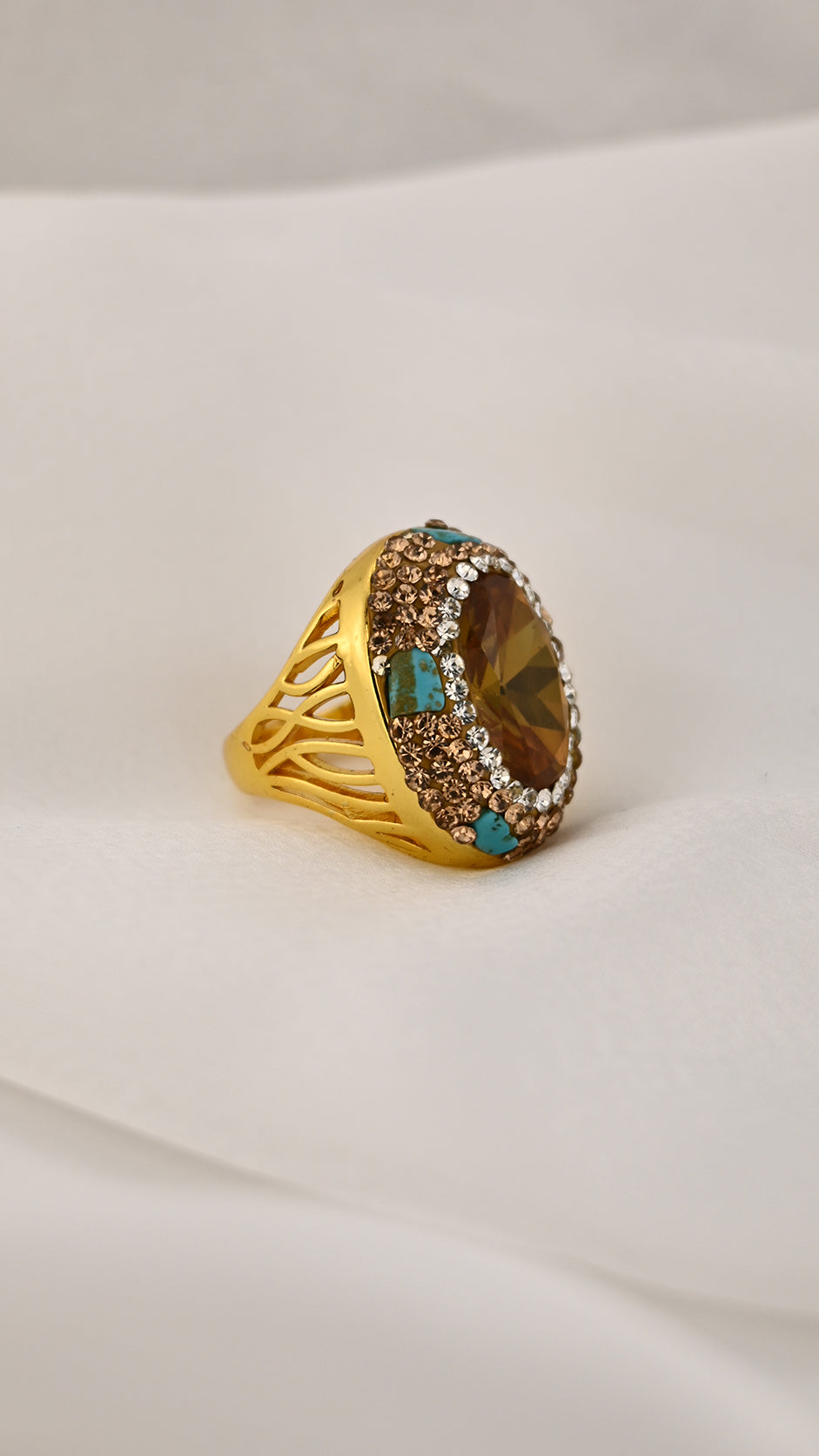 Anello cocktail color ambra con dettagli turchesi