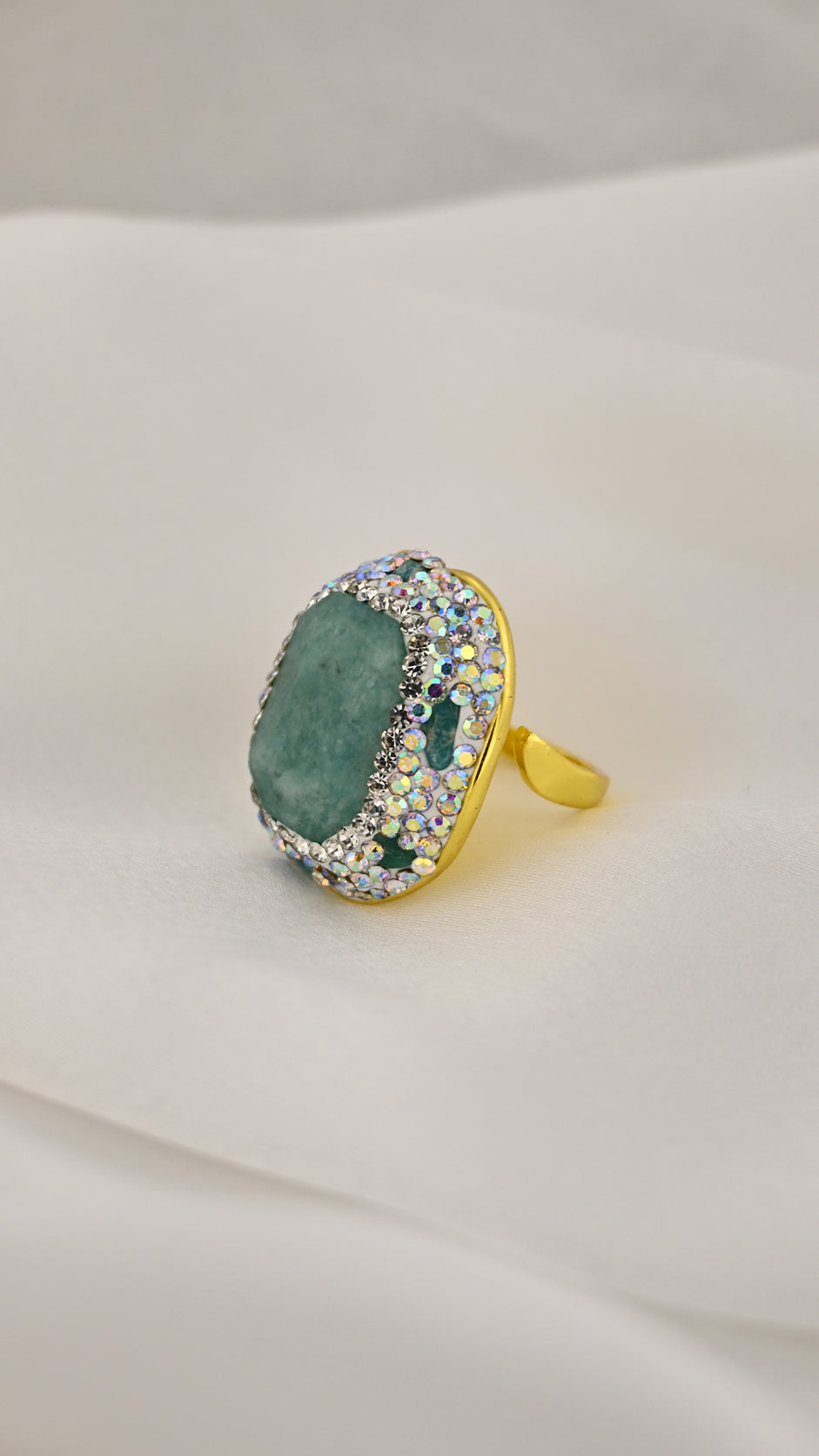 Anello cocktail verde con cristalli iridescenti