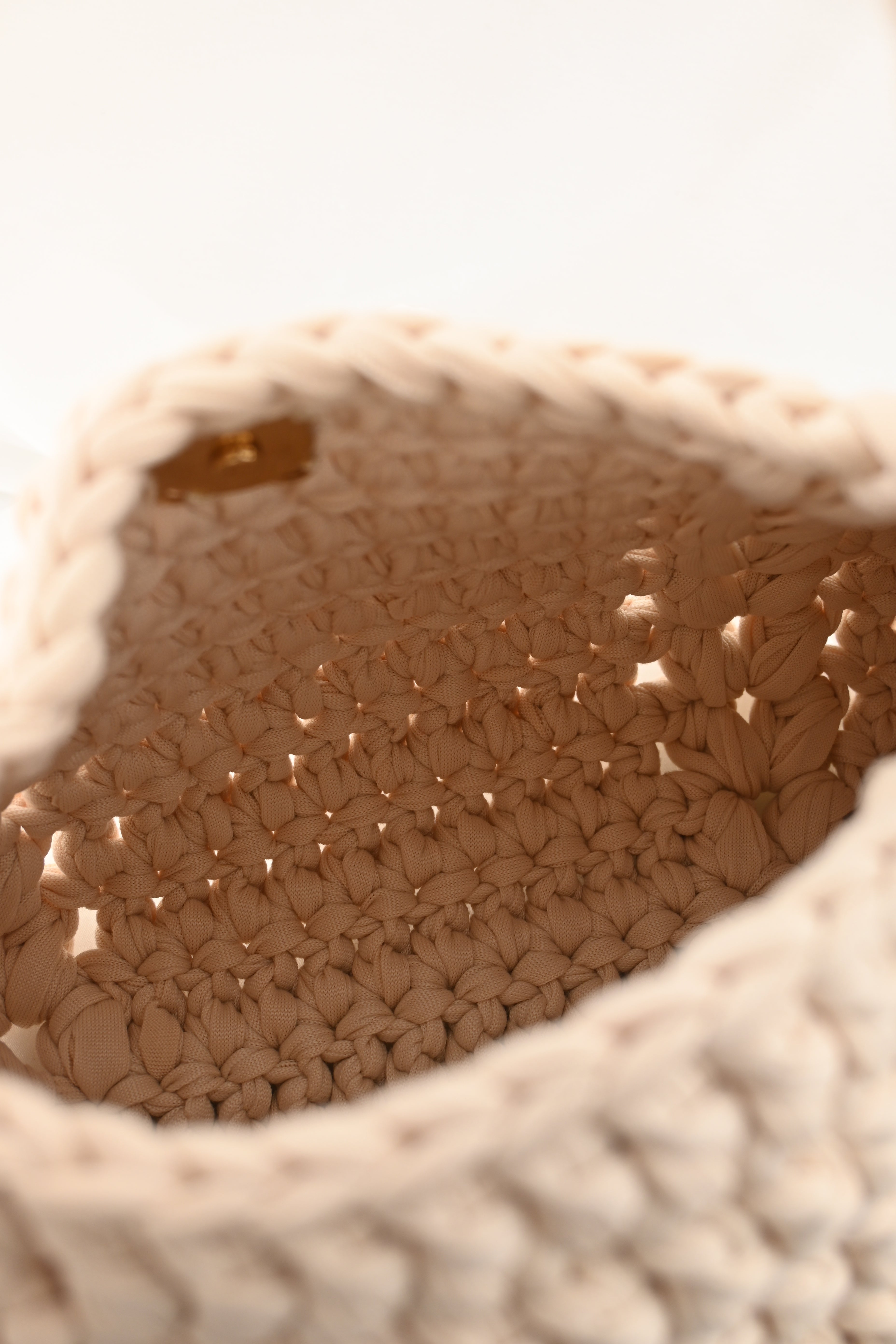Borsa intrecciata stile crochet con manico