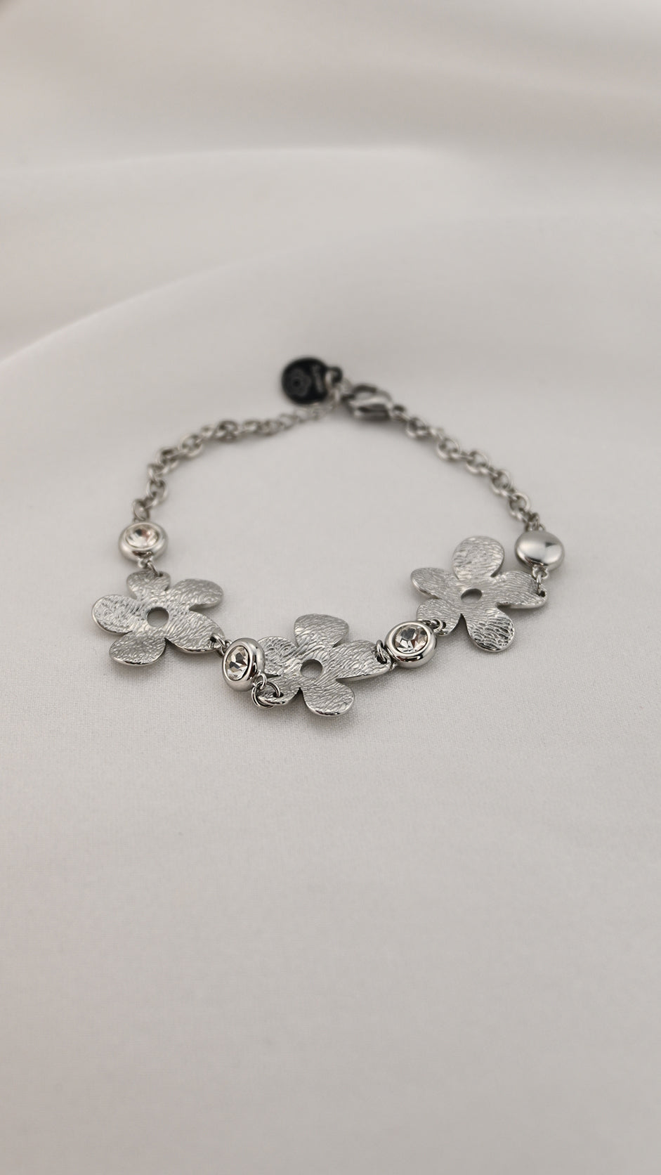 Bracciale con fiori metallici e pietre trasparenti