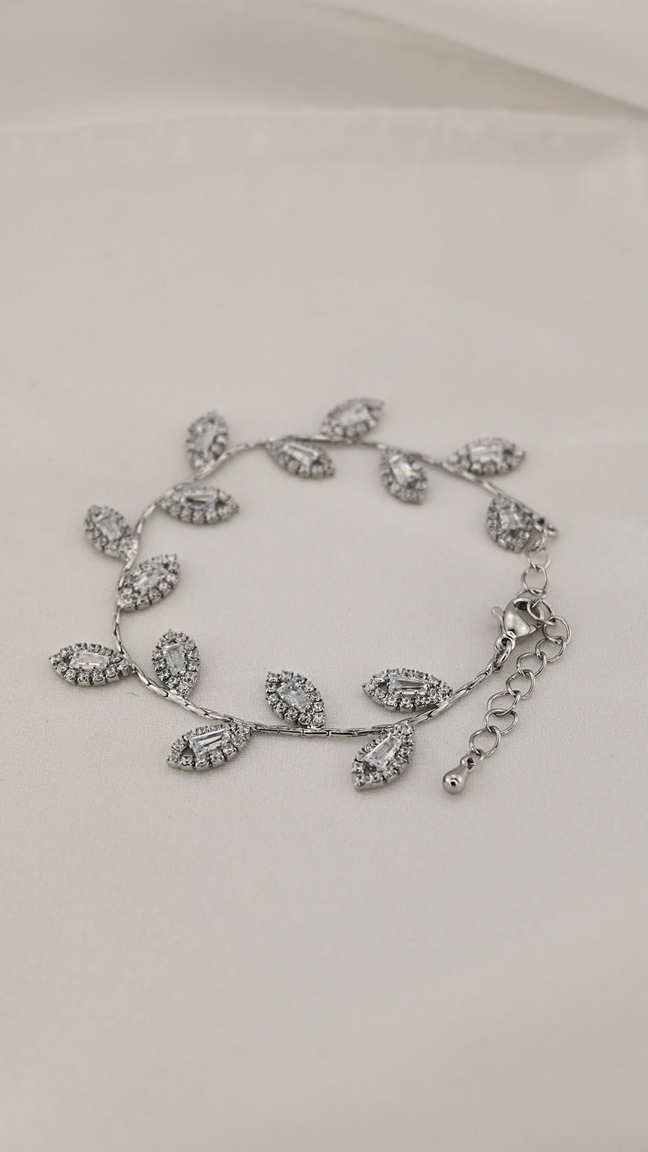 Bracciale con foglie e cristalli