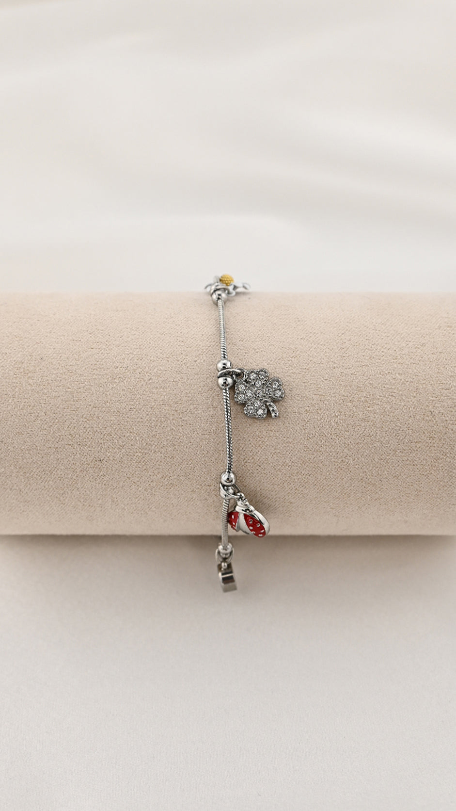 Bracciale con charms margherita coccinella e quadrifoglio