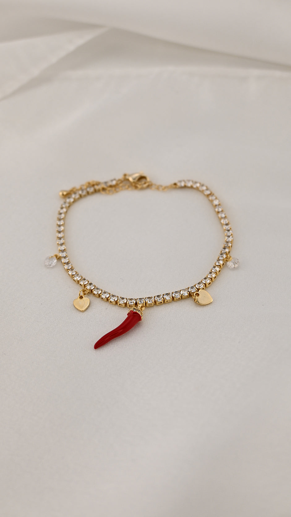 Bracciale con corno rosso e cristalli