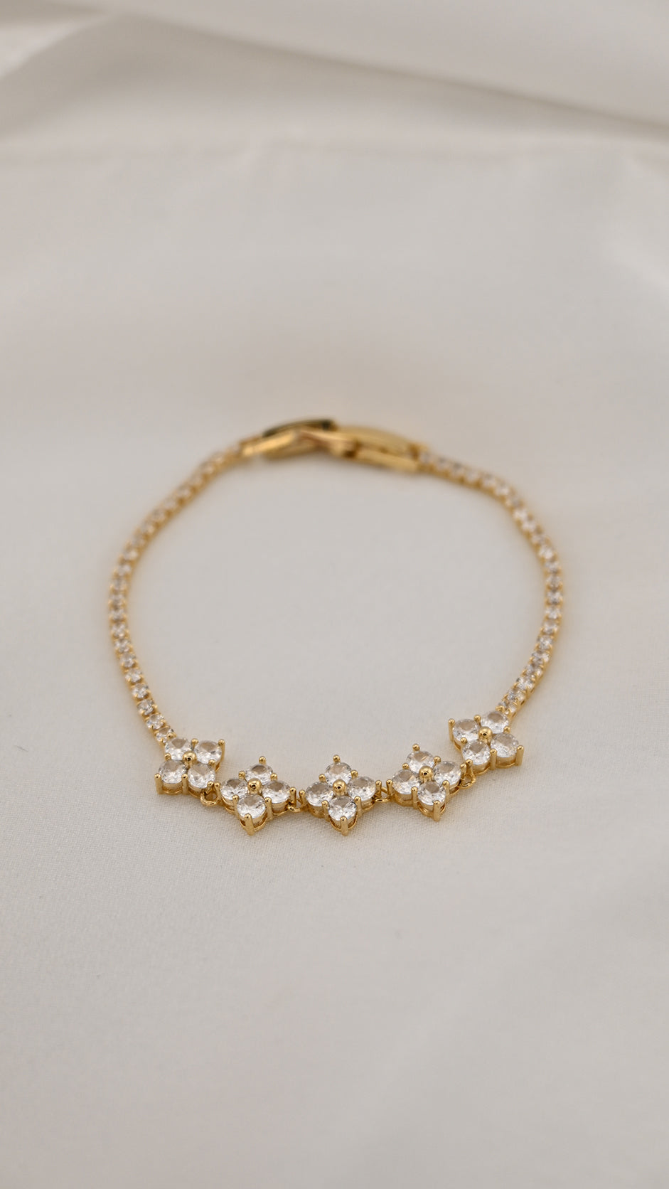 Bracciale con fiori e cristalli