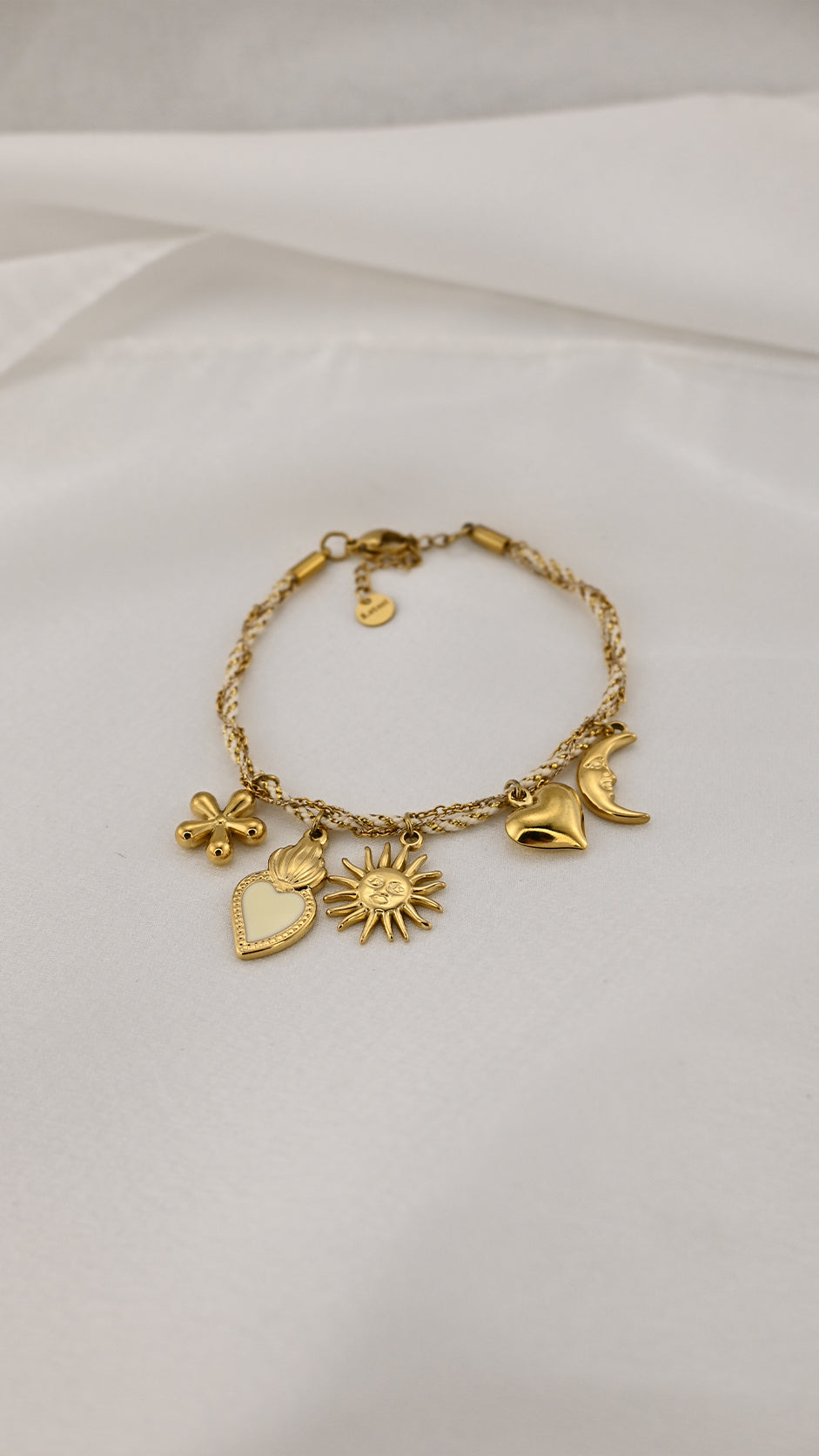 Bracciale dorato con charms sole cuore e luna