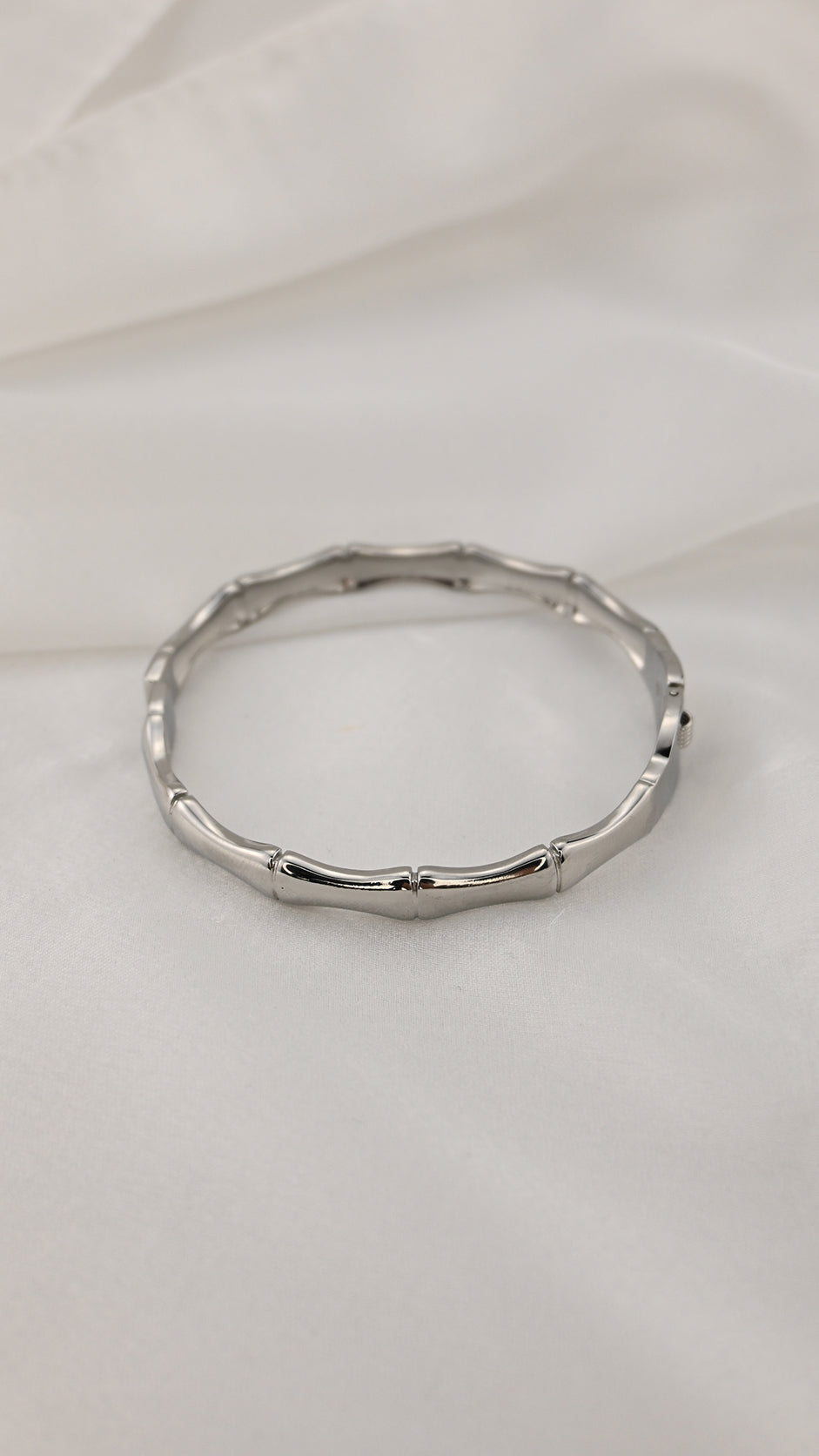 Bracciale rigido a segmenti curvi