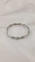 Bracciale rigido a segmenti curvi