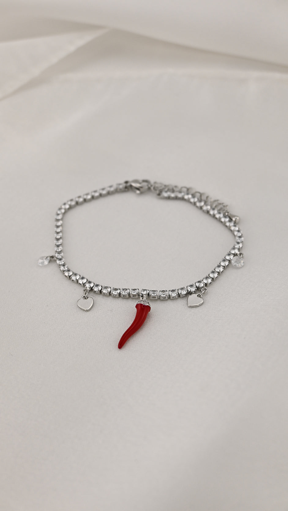 Bracciale con corno rosso e cristalli