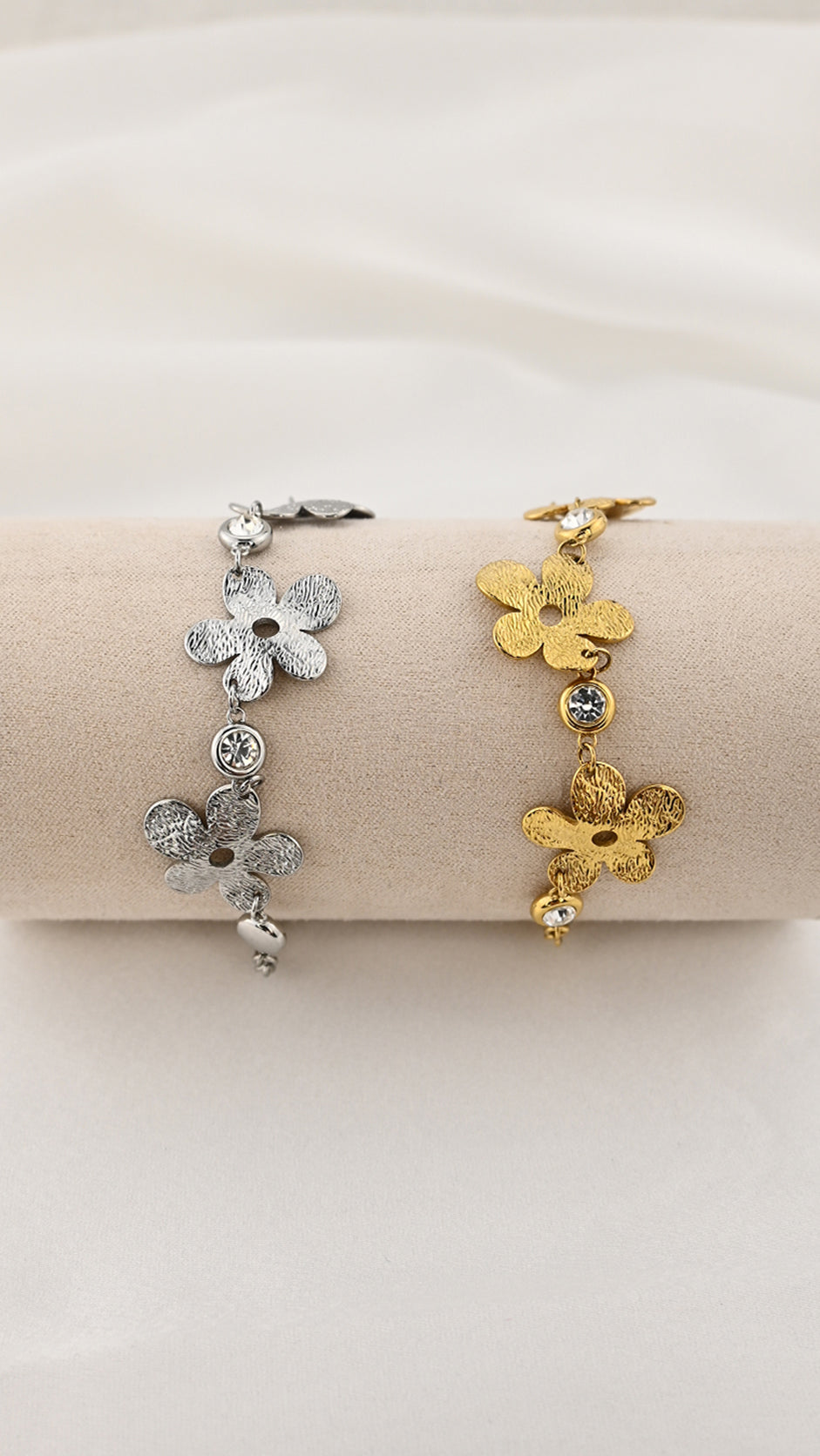 Bracciale con fiori metallici e pietre trasparenti