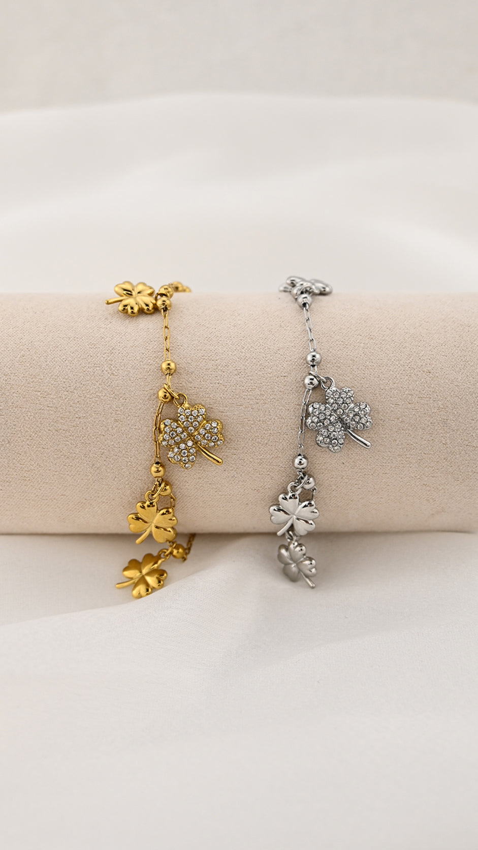 Bracciale con quadrifogli pendenti