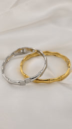 Bracciale rigido a segmenti curvi