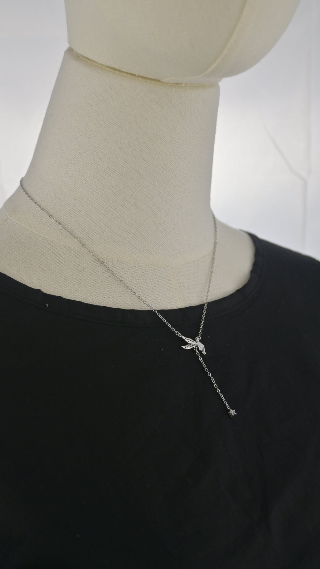 Collana con figura alata e pendente stella