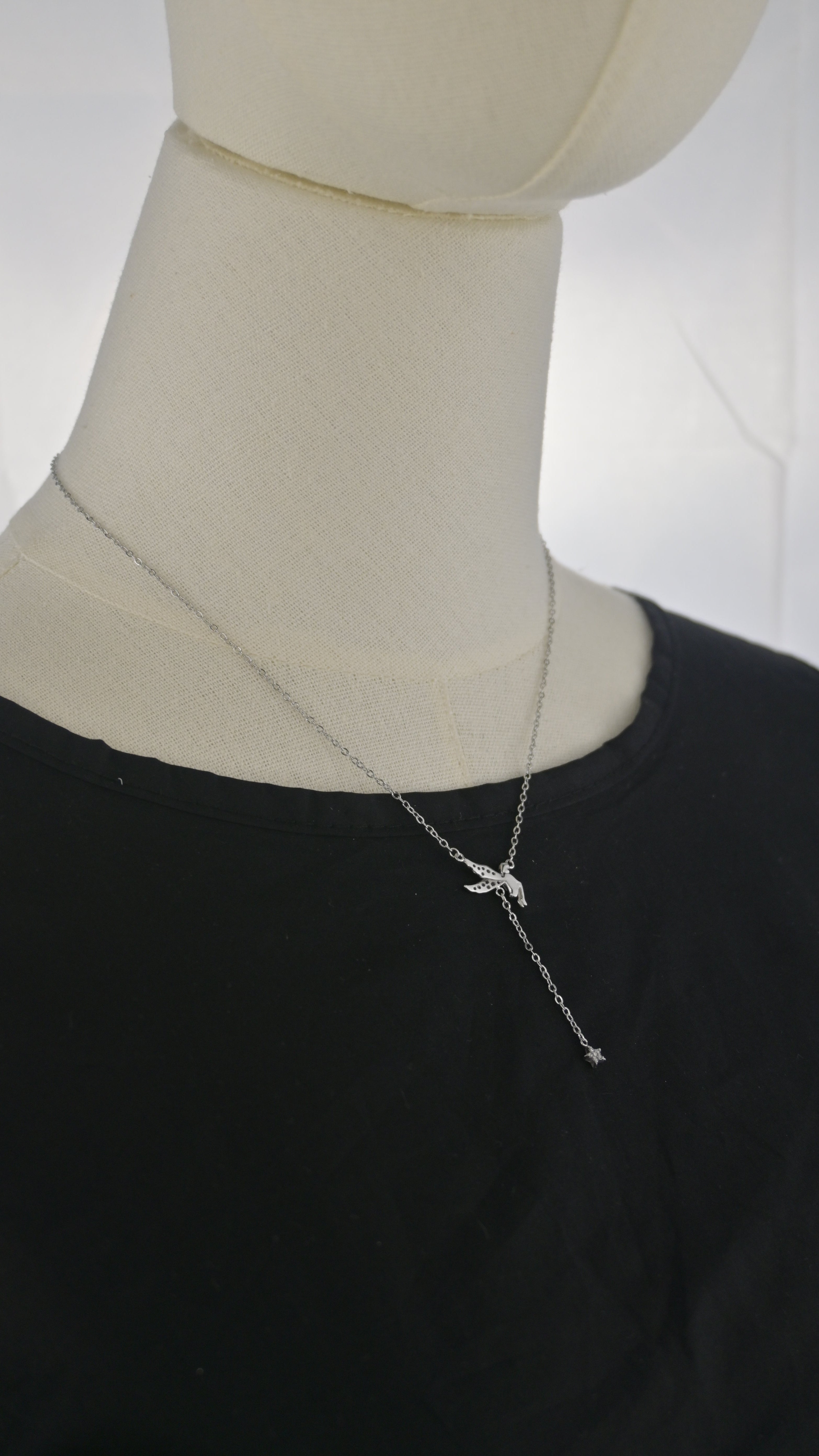 Collana con figura alata e pendente stella