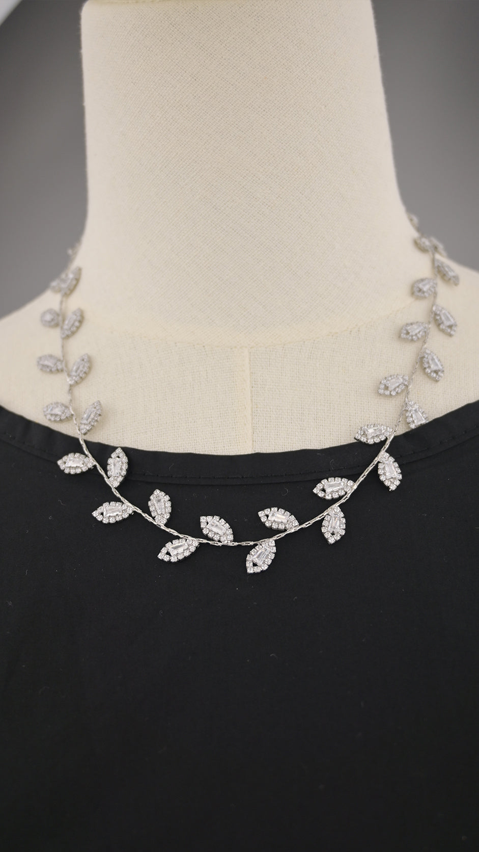 Collana con motivo foglie e cristalli