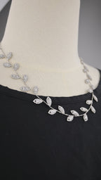 Collana con motivo foglie e cristalli