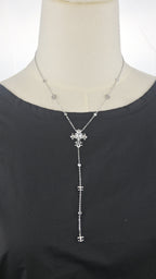 Collana con pendente verticale e croce decorata