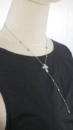 Collana con pendente verticale e croce decorata