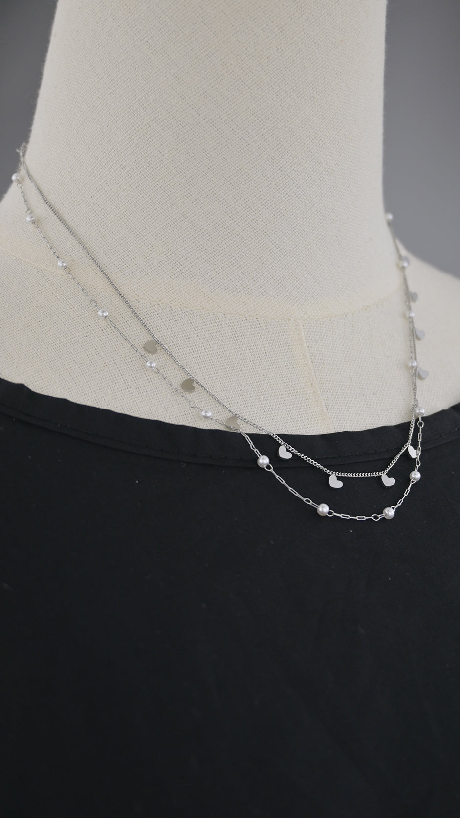 Collana doppia catena con simboli e perle