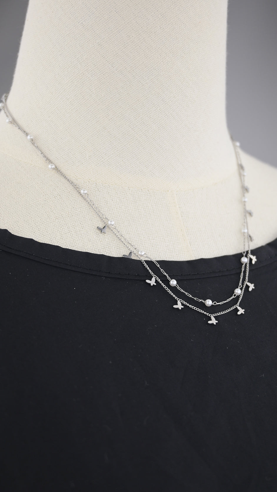 Collana doppia catena con simboli e perle