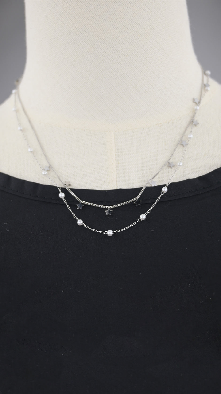 Collana doppia catena con simboli e perle