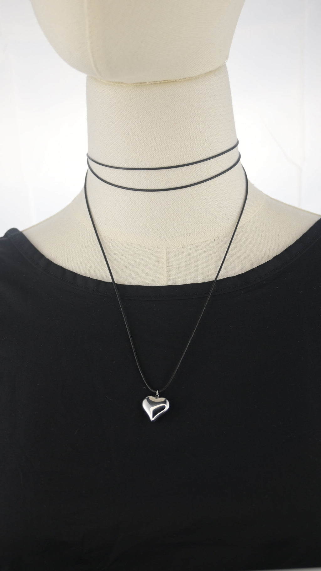 Collana choker nera con pendente cuore