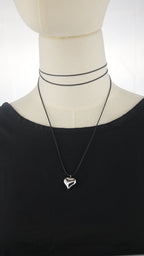 Collana choker nera con pendente cuore