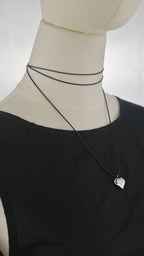 Collana choker nera con pendente cuore