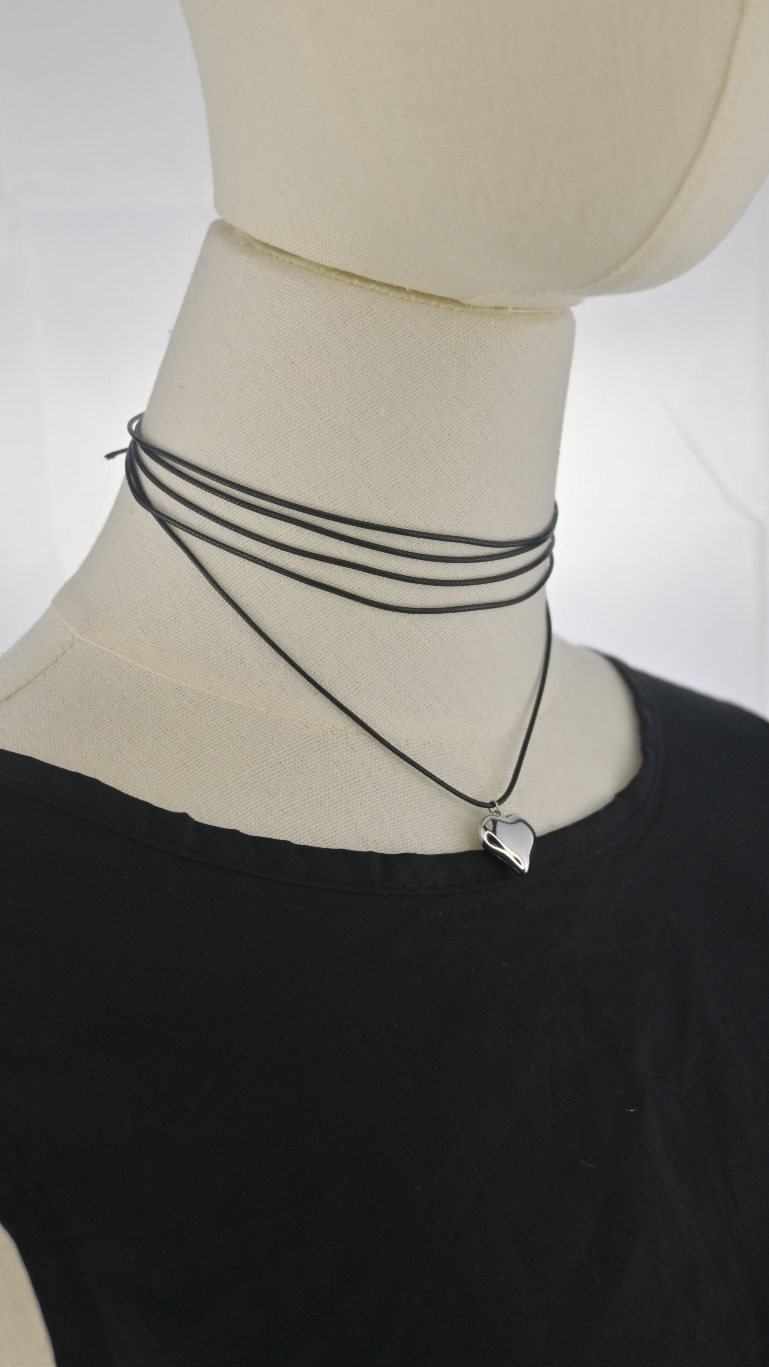 Collana choker nera con pendente cuore