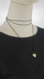 Collana choker nera con pendente cuore