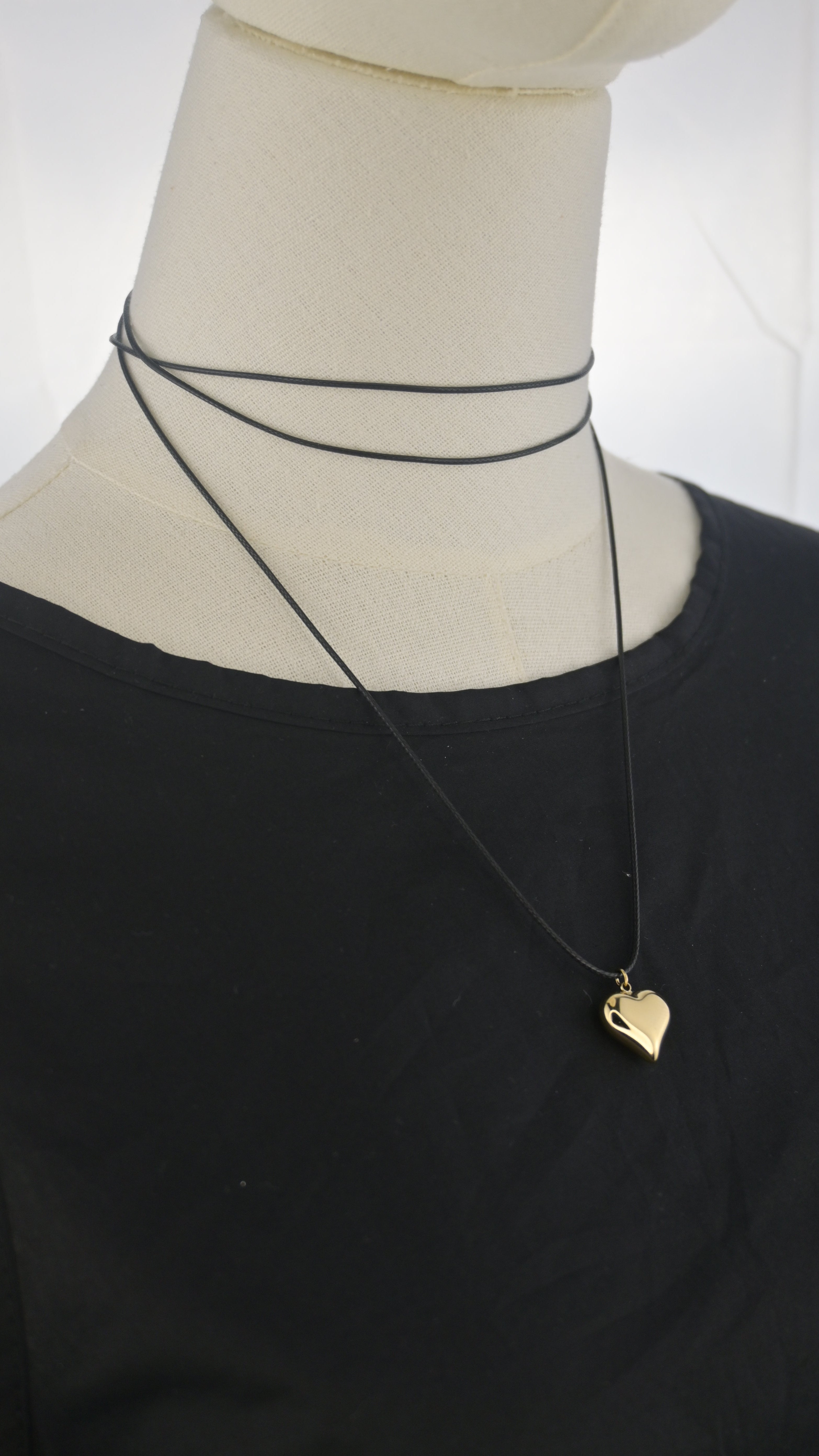 Collana choker nera con pendente cuore