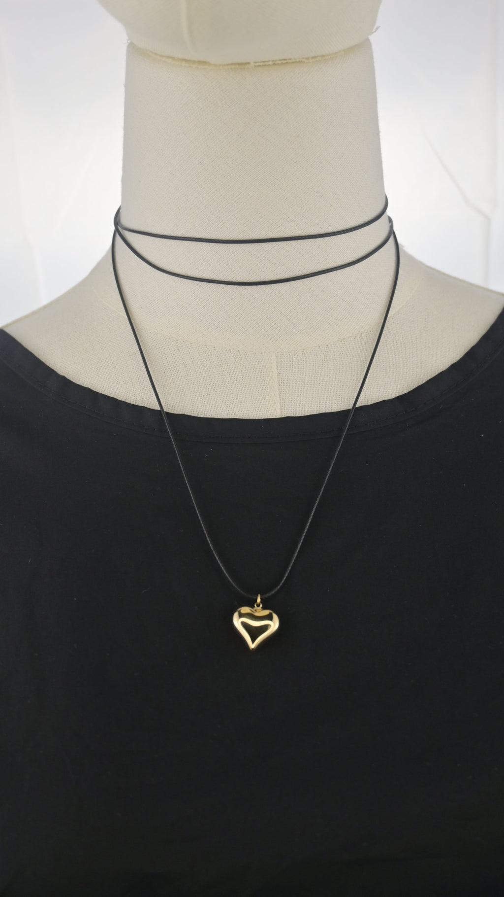 Collana choker nera con pendente cuore