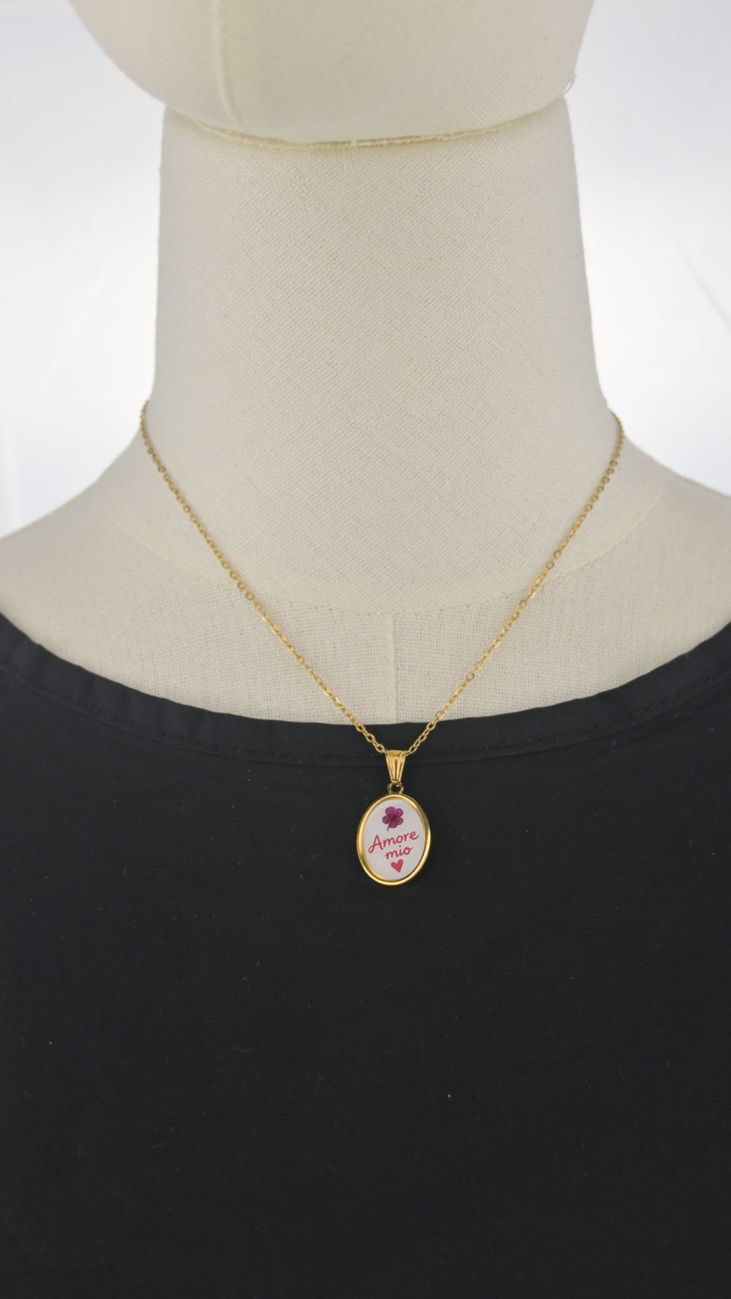 Collana dorata con ciondolo tondo