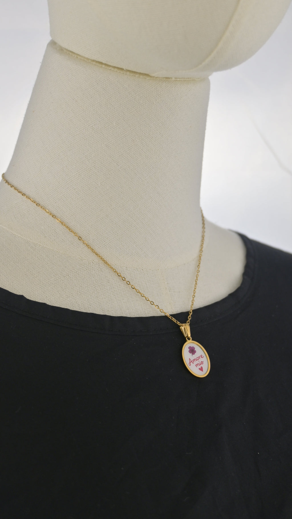 Collana dorata con ciondolo tondo