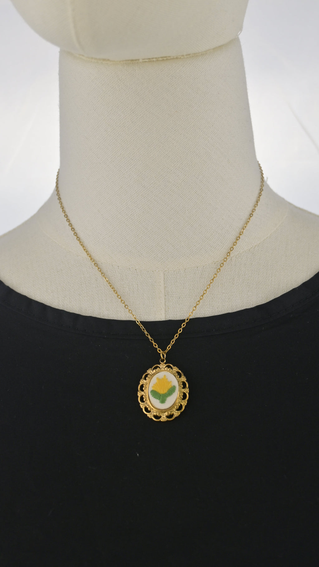 Collana dorata con ciondolo tondo