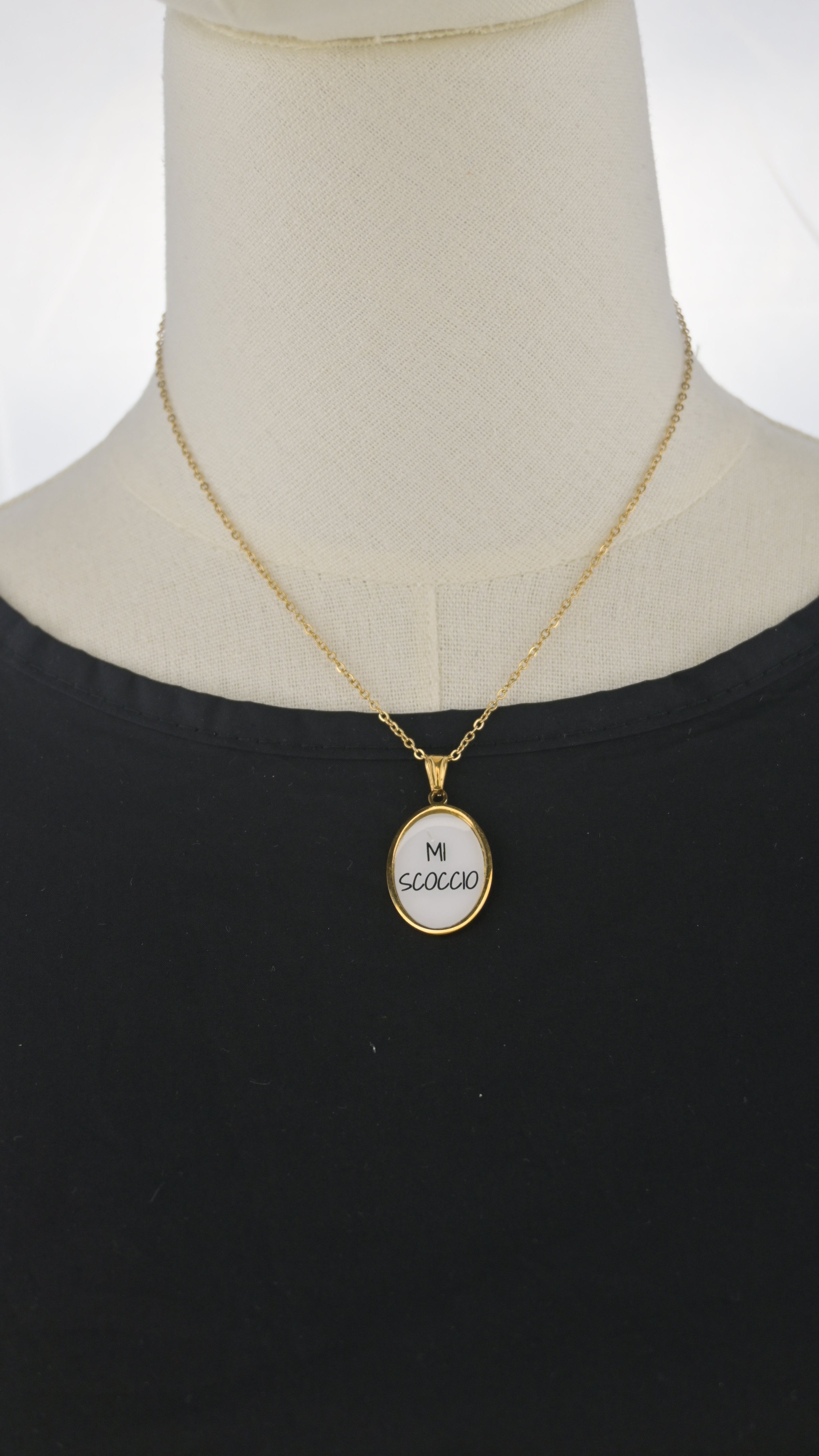 Collana dorata con ciondolo tondo