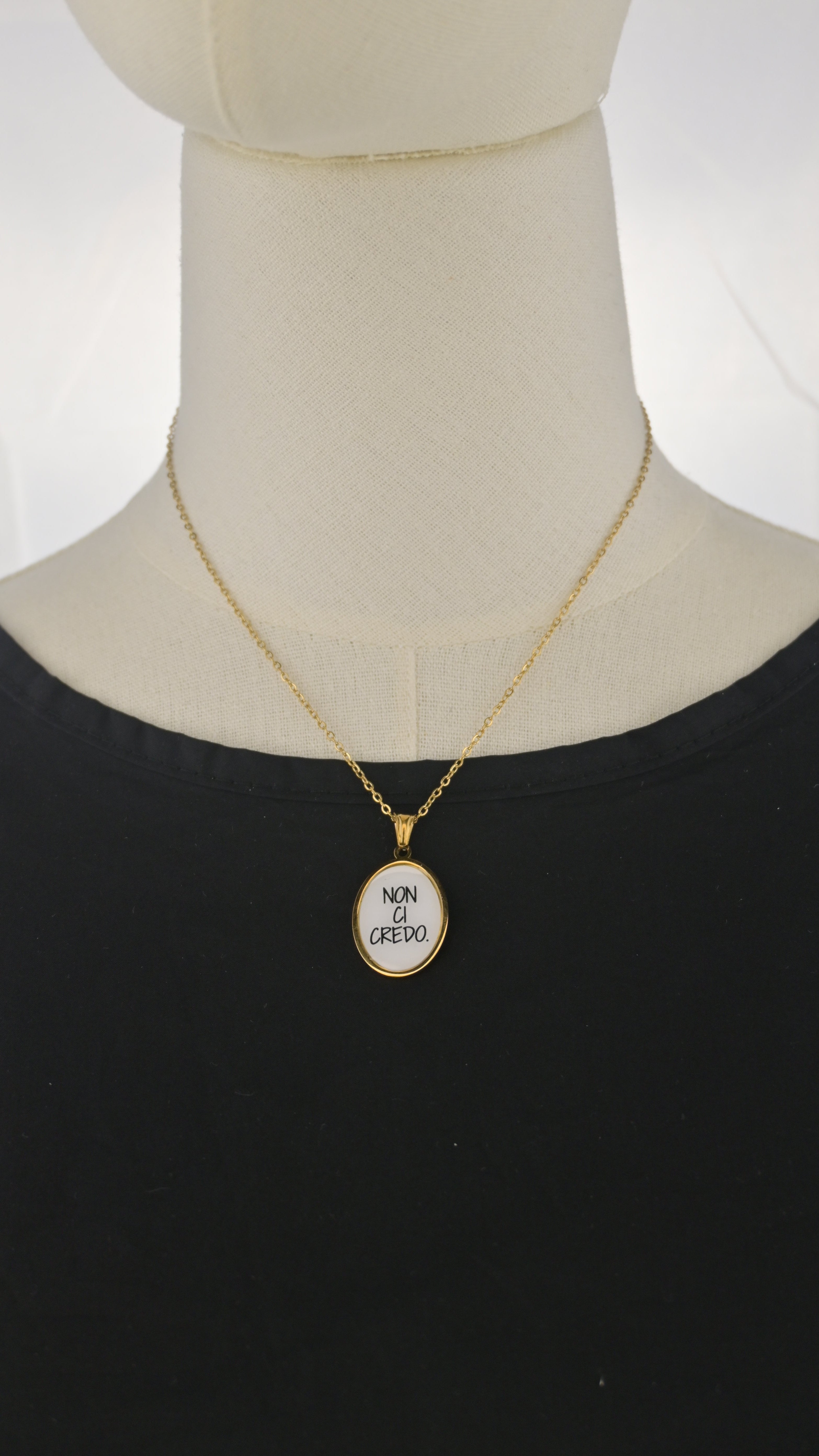 Collana dorata con ciondolo tondo