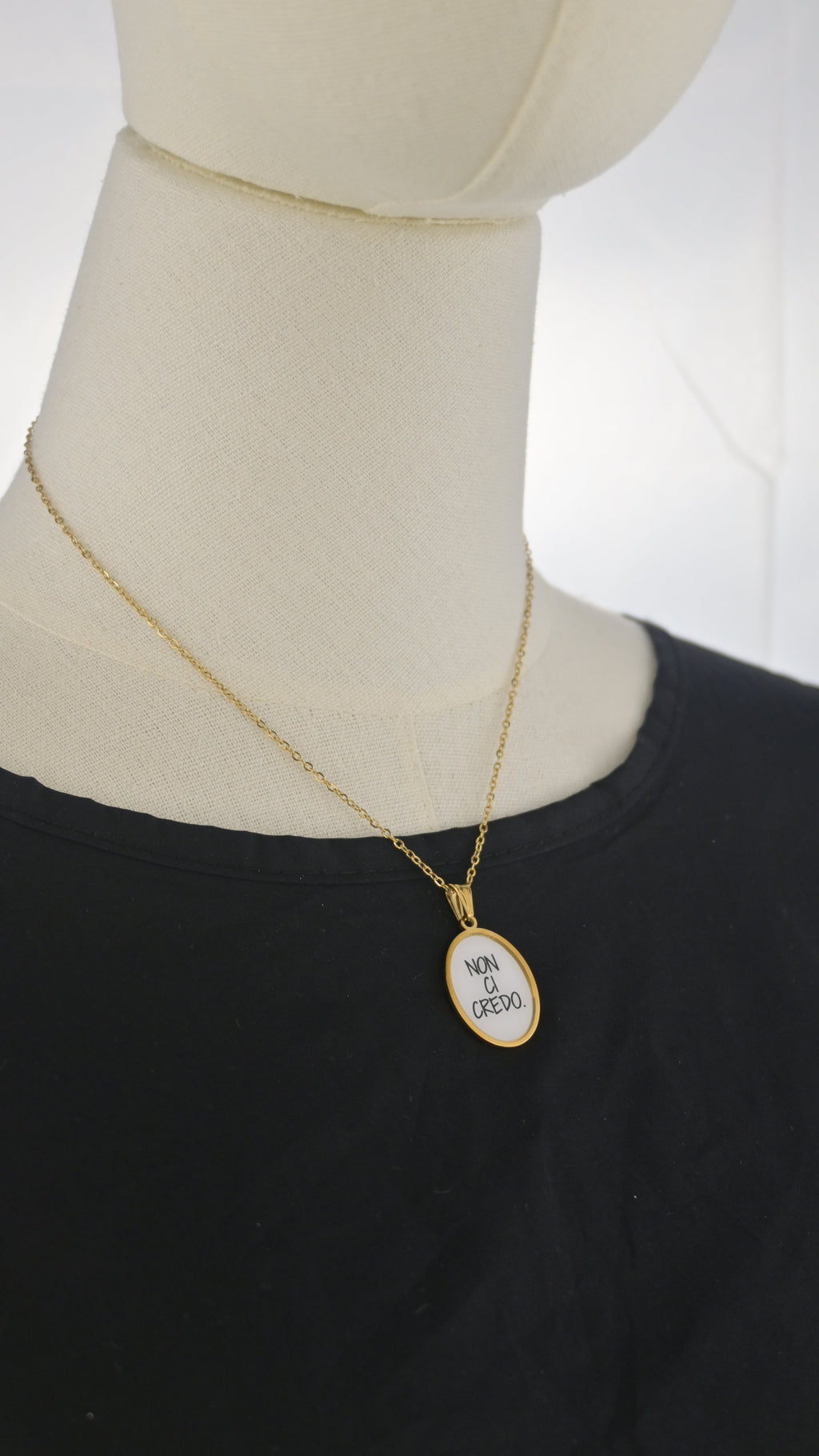 Collana dorata con ciondolo tondo