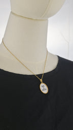 Collana dorata con ciondolo tondo