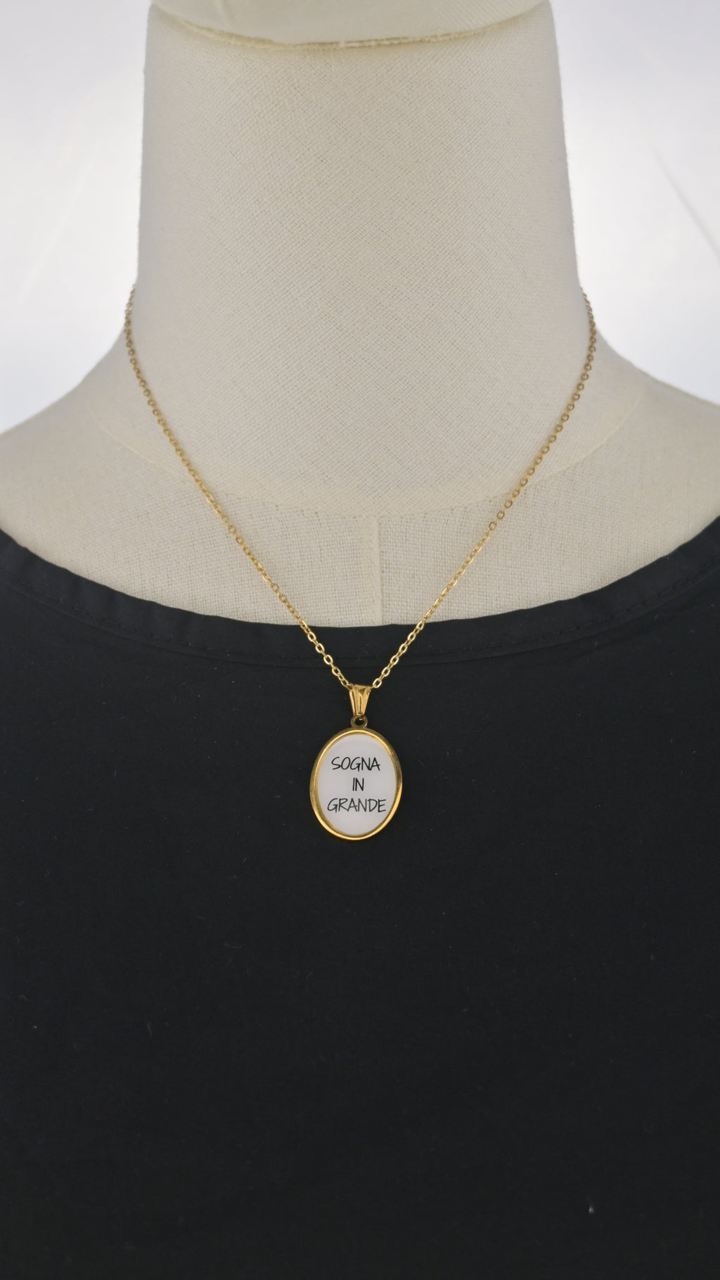 Collana dorata con ciondolo tondo